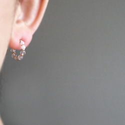 Gray and white calcedony, tiny hoop earrings 夾式耳環 第5張的照片