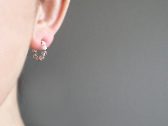 Gray and white calcedony, tiny hoop earrings 夾式耳環 第5張的照片