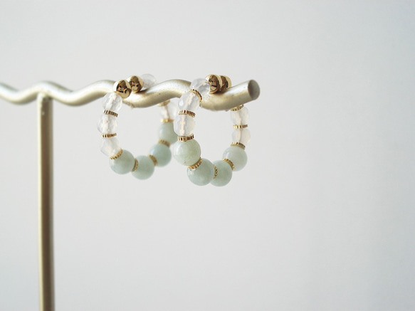 翡翠 Jadeite and white calcedony, tiny hoop earrings 夾式耳環 第3張的照片