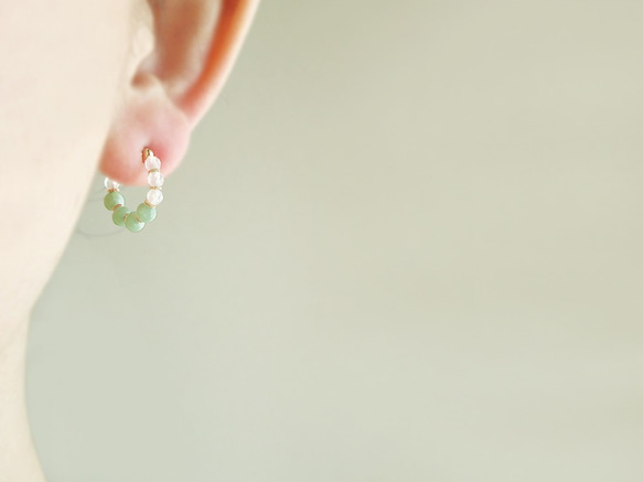 翡翠 Jadeite and white calcedony, tiny hoop earrings 夾式耳環 第5張的照片