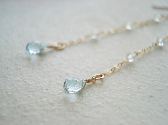 14KGF Blue & White Topaz and long chain, hook earrings 穿孔耳環 第3張的照片