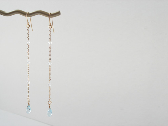 14KGF Blue & White Topaz and long chain, hook earrings 穿孔耳環 第4張的照片