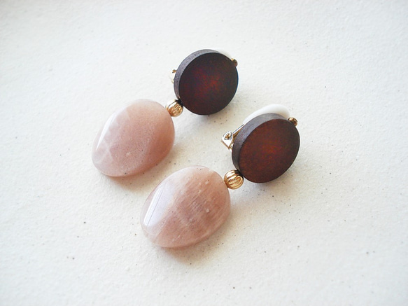 Orange moonstone and wood beads, clip on earrings 夾式 第1張的照片