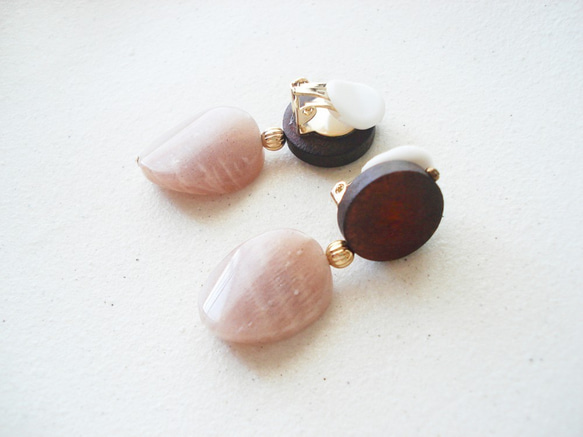 Orange moonstone and wood beads, clip on earrings 夾式 第4張的照片