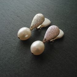 Freshwater pearl and metal drop charm, clip on earrings 夾式 第1張的照片