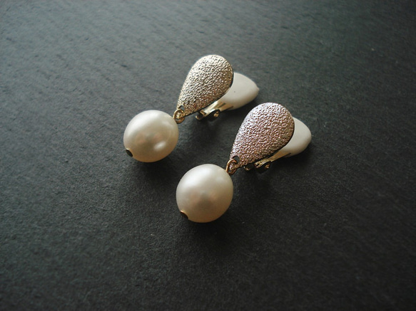 Freshwater pearl and metal drop charm, clip on earrings 夾式 第1張的照片