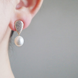 Freshwater pearl and metal drop charm, clip on earrings 夾式 第2張的照片