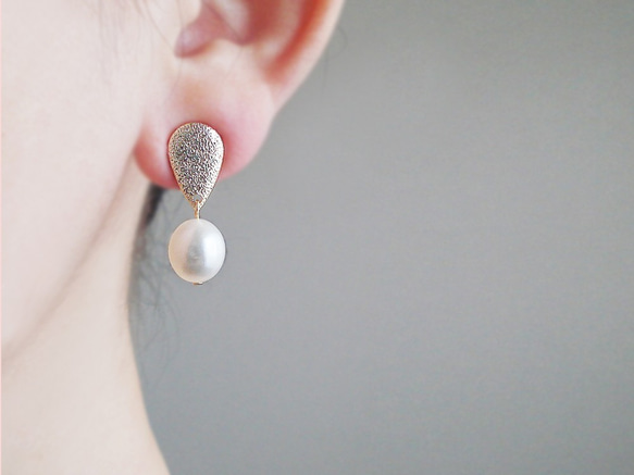 Freshwater pearl and metal drop charm, clip on earrings 夾式 第2張的照片