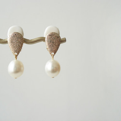 Freshwater pearl and metal drop charm, clip on earrings 夾式 第3張的照片