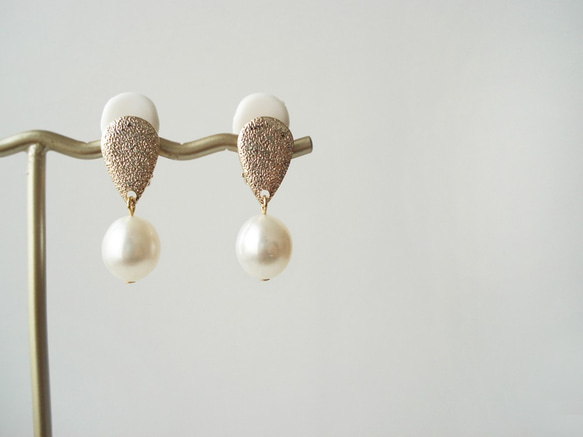 Freshwater pearl and metal drop charm, clip on earrings 夾式 第3張的照片