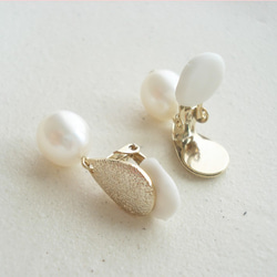 Freshwater pearl and metal drop charm, clip on earrings 夾式 第4張的照片