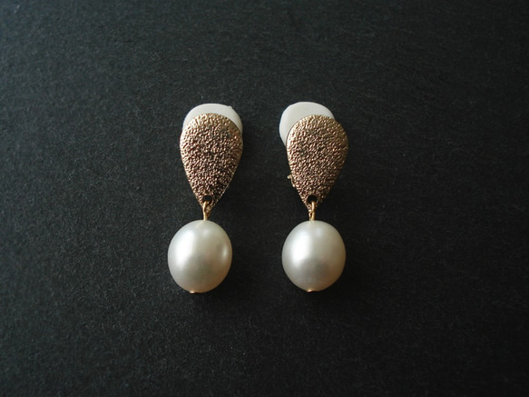 Freshwater pearl and metal drop charm, clip on earrings 夾式 第5張的照片