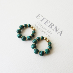 malachite and metal beads, tiny hoop earrings 夾式耳環 第1張的照片