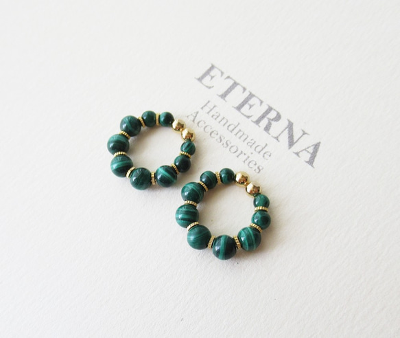 malachite and metal beads, tiny hoop earrings 夾式耳環 第1張的照片