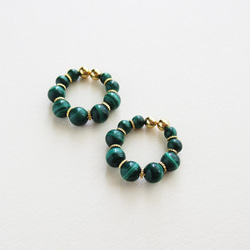 malachite and metal beads, tiny hoop earrings 夾式耳環 第2張的照片