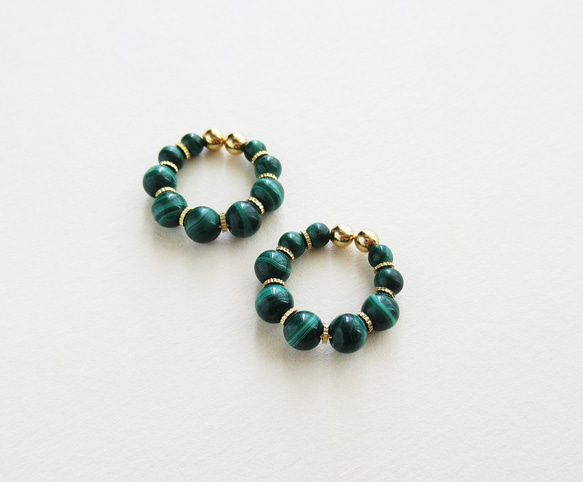 malachite and metal beads, tiny hoop earrings 夾式耳環 第2張的照片