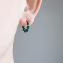 malachite and metal beads, tiny hoop earrings 夾式耳環 第4張的照片