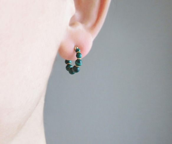 malachite and metal beads, tiny hoop earrings 夾式耳環 第4張的照片