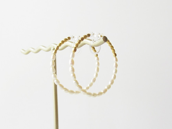 Fresh water peral and metal beads, hoop earrings 夾式耳環 第1張的照片