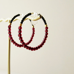 Garnet and black spinel and metal beads, hoop earrings 夾式耳環 第1張的照片