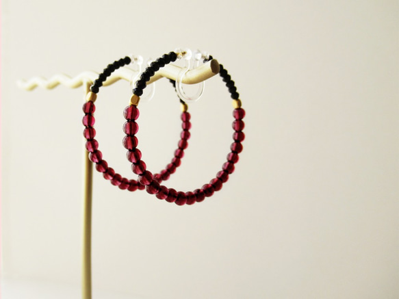 Garnet and black spinel and metal beads, hoop earrings 夾式耳環 第1張的照片