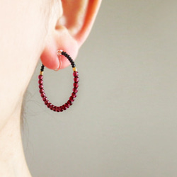 Garnet and black spinel and metal beads, hoop earrings 夾式耳環 第2張的照片