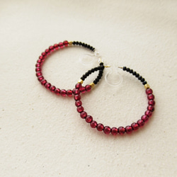 Garnet and black spinel and metal beads, hoop earrings 夾式耳環 第3張的照片