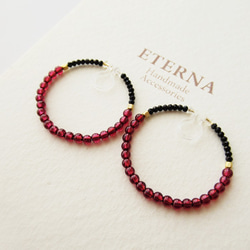 Garnet and black spinel and metal beads, hoop earrings 夾式耳環 第4張的照片