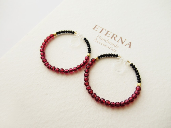 Garnet and black spinel and metal beads, hoop earrings 夾式耳環 第4張的照片