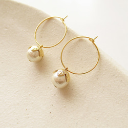 cotton pearl with leafy cap, pierced hoop earrings (穿孔耳環) 第2張的照片