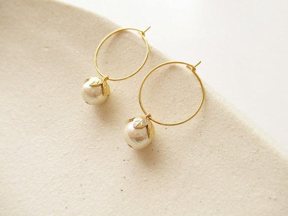 cotton pearl with leafy cap, pierced hoop earrings (穿孔耳環) 第2張的照片