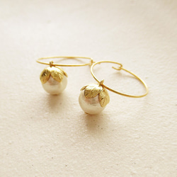 cotton pearl with leafy cap, pierced hoop earrings (穿孔耳環) 第3張的照片