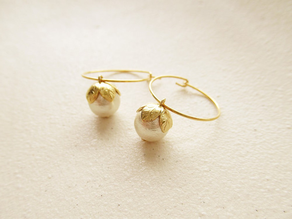 cotton pearl with leafy cap, pierced hoop earrings (穿孔耳環) 第3張的照片