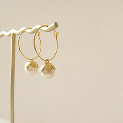 cotton pearl with leafy cap, pierced hoop earrings (穿孔耳環) 第4張的照片