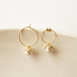 cotton pearl with leafy cap, pierced hoop earrings (穿孔耳環) 第5張的照片