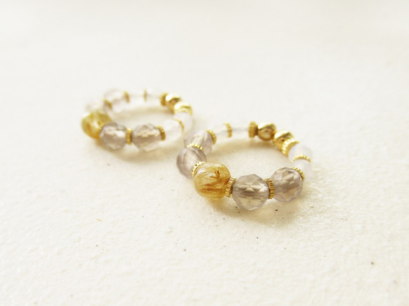 Rutilated quartz and calcedony, tiny hoop earrings 第2張的照片