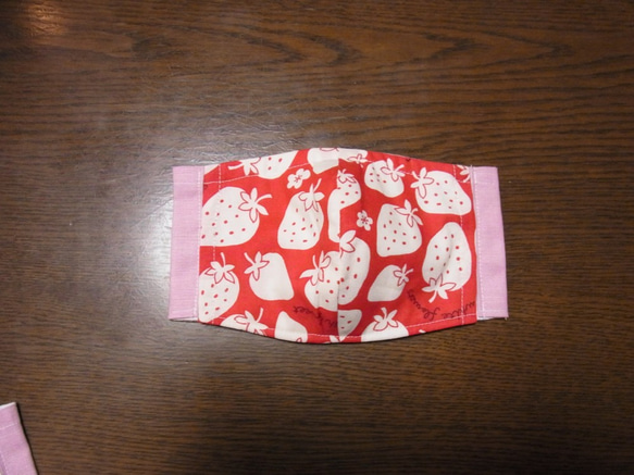 マスク　スモーキーピンク×いちご（赤）ポケット　1枚 2枚目の画像