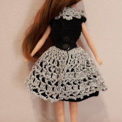 リカちゃん人形用の黒いツーピースとえり 2枚目の画像