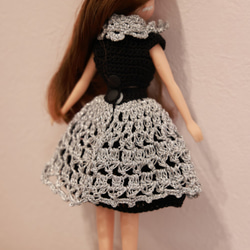 リカちゃん人形用の黒いツーピースとえり 3枚目の画像