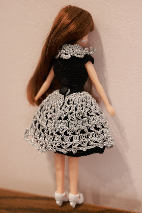 リカちゃん人形用の黒いツーピースとえり 3枚目の画像