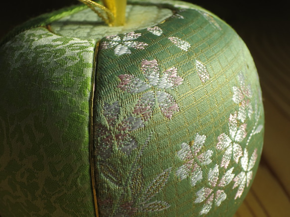 リンゴのオブジェ　緑色　伝統工芸品【江戸木目込人形・西陣織・金沢箔】 5枚目の画像