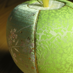 リンゴのオブジェ　緑色　伝統工芸品【江戸木目込人形・西陣織・金沢箔】 6枚目の画像