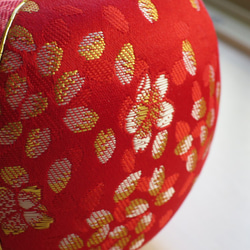リンゴのオブジェ　赤色　伝統工芸品【江戸木目込人形・西陣織・金沢箔】 3枚目の画像
