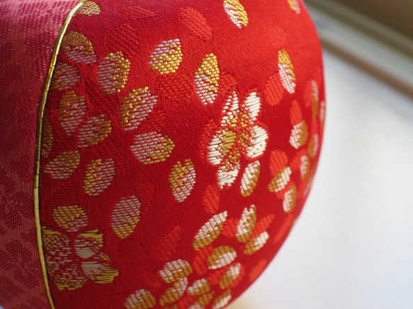 リンゴのオブジェ　赤色　伝統工芸品【江戸木目込人形・西陣織・金沢箔】 3枚目の画像
