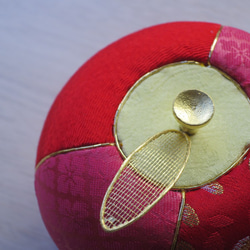 リンゴのオブジェ　赤色　伝統工芸品【江戸木目込人形・西陣織・金沢箔】 4枚目の画像