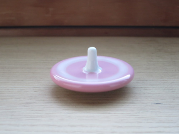 伝統工芸品　磁器のひねりゴマ　桃色　ピンク　ピーチ　水玉柄　手彫り　磁器　【肥前吉田焼】 2枚目の画像