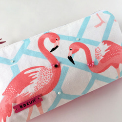 USA生地・ピンクのフラミンゴ柄の大きめペンケース（ビーズ刺繍＆内ポケット付き） 2枚目の画像