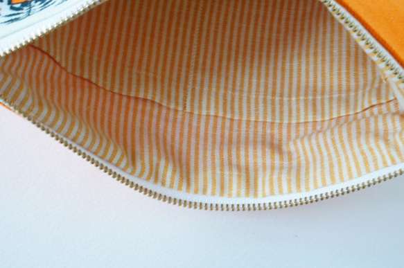 一点もの！デザイナーズ生地で作った鉢柄のマチ付きポーチ・本革使用（オレンジの帆布） 3枚目の画像