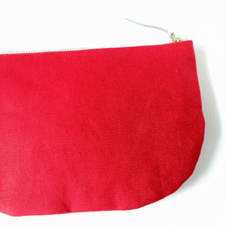 一点もの！デザイナーズ生地で作ったクリスマス靴下柄の半月型ポーチ・本革使用（赤の帆布） 4枚目の画像