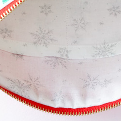 一点もの！デザイナーズ生地で作ったクリスマス靴下柄の半月型ポーチ・本革使用（赤の帆布） 5枚目の画像